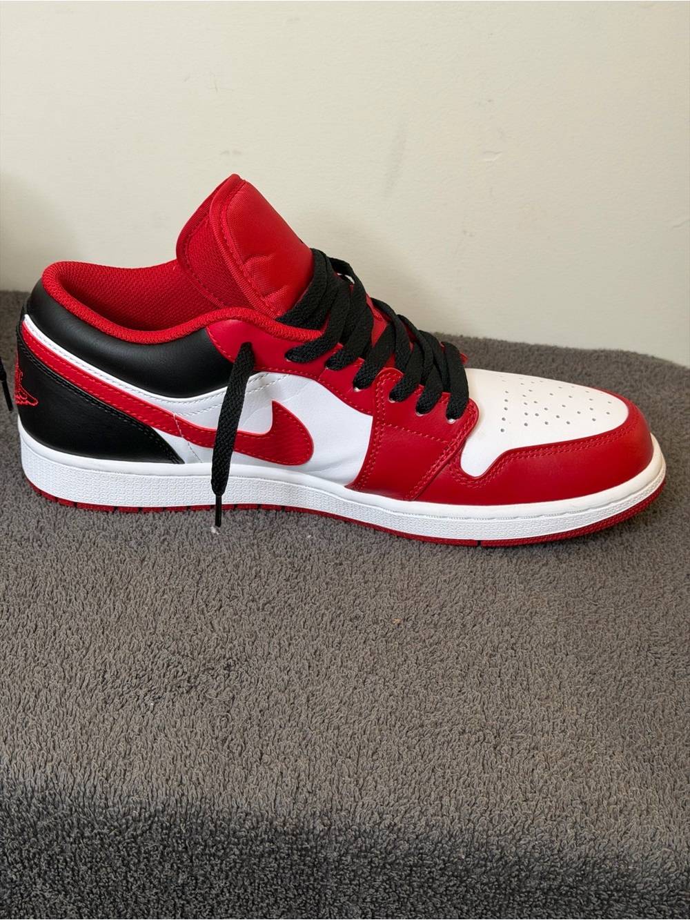 Nike Air Jordan 1 Low. Men’s size 10 1/2. In iconic white/ gym red/ black - Picture 5 of 5